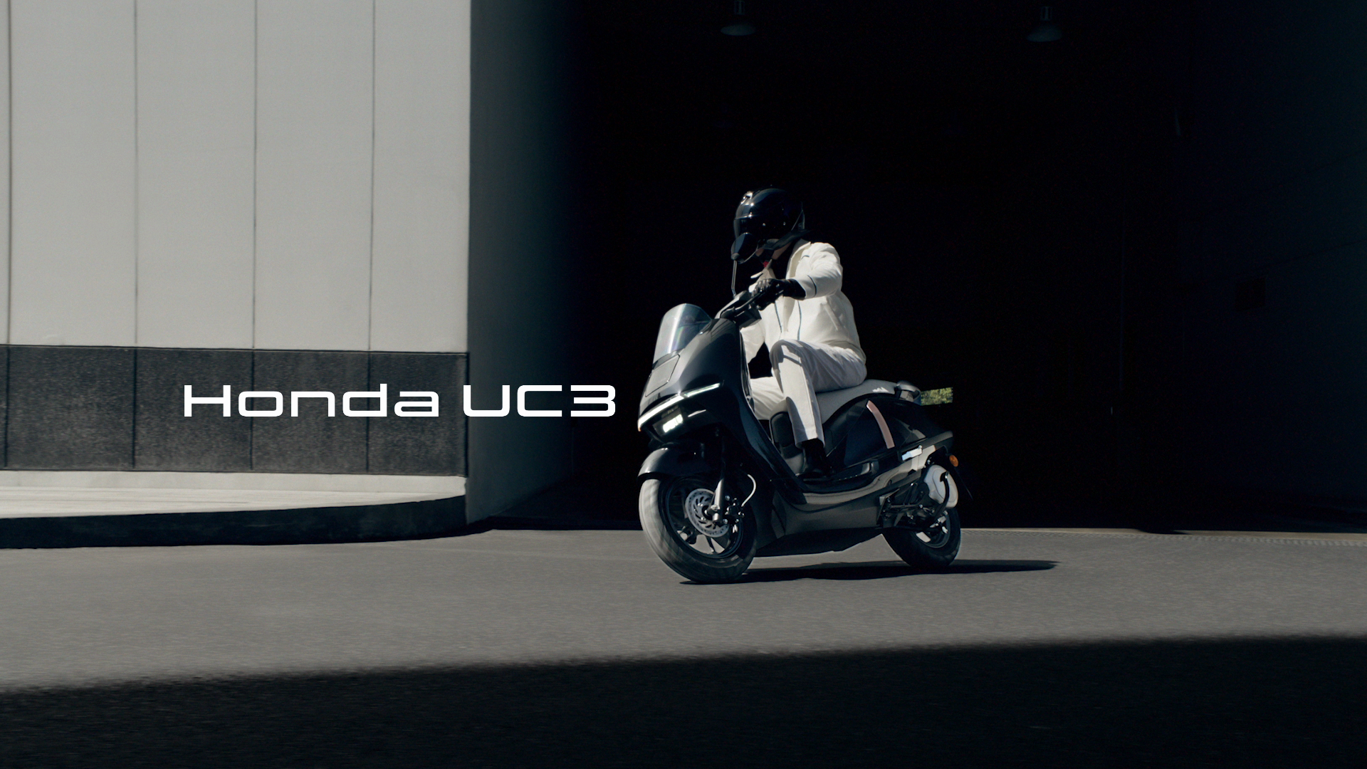 ขนส่งรถมอเตอร์ไซค์ไฟฟ้า Honda CUV e และ UC3
